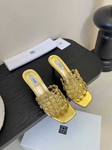 Totem* 新品 是时尚与舒适的完美邂逅 鞋面独特的编织纹理 交织出精致格调 彰显匠心工艺 简约的方头与平底设计 随性自在 低调中流露着高级感 轻松拿捏时髦氛