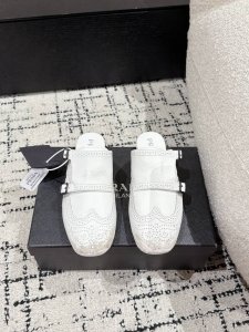 顶级版本Prada 普拉达 25 走秀款复古2扣拖鞋爆款！走秀款 复古感时髦满满 随意百搭 时尚休闲 独到味道，人人都爱也轻松驾驭 每年都会爆.足以征服你，穿上