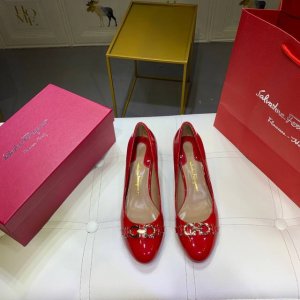 橙子出厂价 Ferragamo 菲拉格慕 金属扣圆头漆皮粗跟单鞋 浅口高跟女鞋 码数：34-42