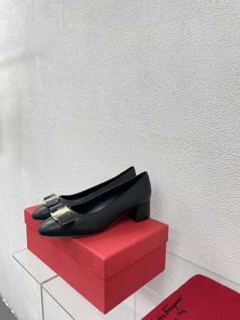 小羊皮 舒适 拼色 平底蝴蝶结 经典五金扣件 鎏金工艺 Ferragamo 黑色 24 菲拉格慕 平底鞋拖鞋 今期高频曝光 人对Fam刮目相看加上各路明星 更加 - 点击图像关闭