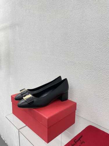 小羊皮 舒适 拼色 平底蝴蝶结 经典五金扣件 鎏金工艺 Ferragamo 黑色 24 菲拉格慕 平底鞋拖鞋 今期高频曝光 人对Fam刮目相看加上各路明星 更加