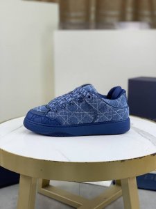 工厂价 过几天出货 顶级版本 迪奥Dior Chrono 高版本运动跑步鞋 2025新品，以白色和黑色网眼织物搭配皮革效果镶片，两侧饰以电脑打印 CD 标志、鞋
