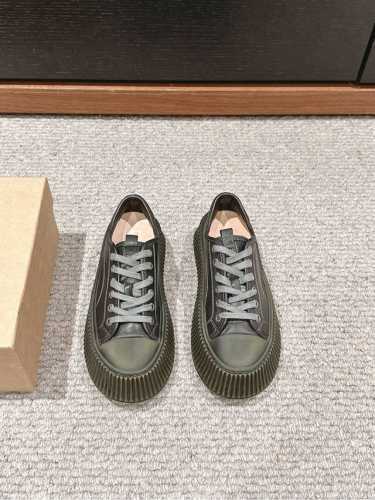 顶级品质 renian fw24 new arrival～ RENIAN 24新款经典复古饼干鞋 太火了 极简风格的饼干鞋，调性十足！每个角度看到的都是普通又特