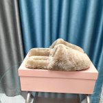 MIUMIU经典秋冬字母毛毛拖鞋 这季节美鞋太多这款毛拖 真的是让我无法自拔真太可爱了～ 大底我们选用的是与原版一样的TPU材质 底片耐磨防滑！！ 码数：35-