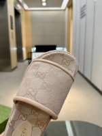 全年出货， 古驰Gucci最新限量厚底拖鞋 。顶级品质发售 购入正品开发 . 材质.工艺与原版一致鞋面：原版特殊印刷工艺印花 内里：透染羊皮大底：意大利私模大底