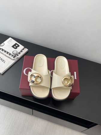 Gucci 春夏新品 金属扣凉拖 匠心打造 缀饰一眼可辨的最新设计五金扣，配以浅金色调配件 为整个设计注入一抹精致优雅气息 原版定制牛皮 内里定制羊皮 橡胶大底 - 点击图像关闭