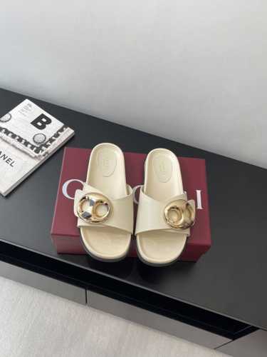 Gucci 春夏新品 金属扣凉拖 匠心打造 缀饰一眼可辨的最新设计五金扣，配以浅金色调配件 为整个设计注入一抹精致优雅气息 原版定制牛皮 内里定制羊皮 橡胶大底