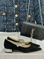 厂价 Jimmy Choo｜周仰杰经典一字钻带玛丽珍鞋 你衣柜里裙子最好的伴侣，相信我就佩服jc家的高跟鞋履设计师把女人的心理把握的很到位，做出来的鞋子绝对会让