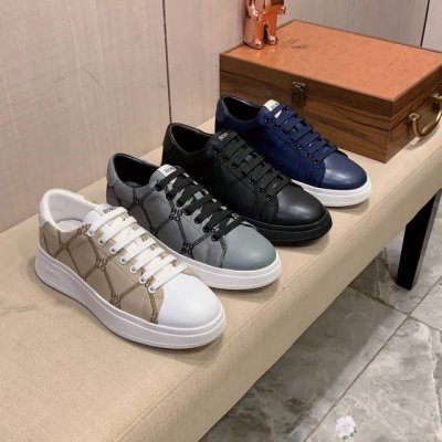新款: 厂价 Boss* 最新爆款休闲鞋，顶端品牌 奢侈～代购，顶级～质量。 鞋面選用进口透气牛皮搭配材质透气羊皮垫脚 精细做工。原版个性时尚柔软橡膠耐磨防滑大