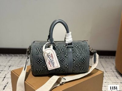 Lv牛仔枕头包 春夏秀款系列，这次Lv的款太可了，男女都可以背的款 ，酷酷帅帅可可爱爱～尺寸：25 15