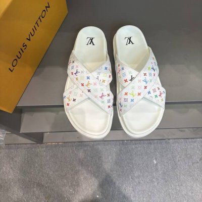 码数38-46 L.V 驴家高端男士夏季拖鞋， 经典老花系列，一字带宽松设计，别致的色彩拼接效果，个性鲜明，时尚潮流穿搭必备款式，轻盈舒适。轻质韧性橡胶内底，微