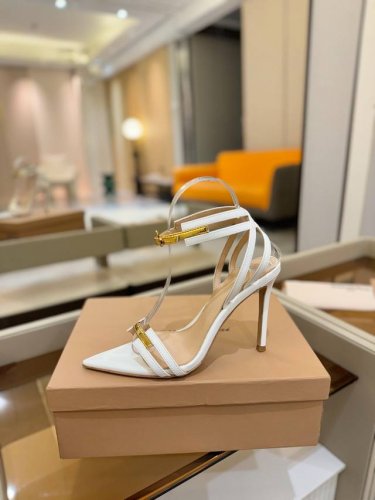 价格P： Gianvito Rossi 2025 这款高跟鞋 极简主义的 Elle、Gianvito Rossi 秉承了其传统意大利工艺，专注精巧细节，打造优雅