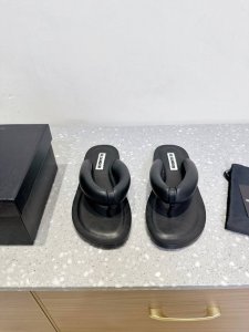 jil Sander 吉尔桑达 25Ss春夏新款 平底 夹趾 人字拖 非常新颖的设计，让人眼前一亮！夏日氛围感渲染十足 鞋面采用超级软且坚韧的牛皮编织而成，采用
