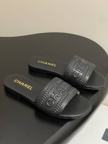 25C夏季新款Chanel小香 字母电绣平底一字拖鞋 夏天该有的气息 一字拖必备单品清单！ 百搭款谁穿谁美，夏日最耀眼！ 最新电绣字母 超完美的细节 绝不辜负你