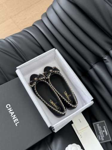 Chanel 小香24A新品链条双c粗跟单鞋！ 原版1:1复刻 经典中的经典 无论搭配裤装还是裙装都是完美 小圆头的设计很好的修饰脚型 小仙女们必备！ 鞋面采用
