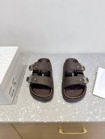 Dior X Birkenstock 联名款 Milcno凉拖鞋 鞋底上半部分是Dior的纹路 下半部分是勃肯的纹路 下面牛翻毛皮和羊毛纤维 体现联名背后的精湛