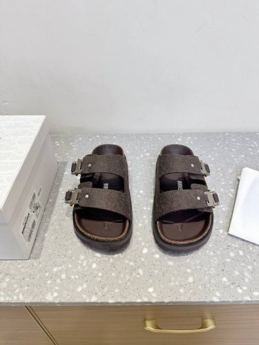 Dior X Birkenstock 联名款 Milcno凉拖鞋 鞋底上半部分是Dior的纹路 下半部分是勃肯的纹路 下面牛翻毛皮和羊毛纤维 体现联名背后的精湛