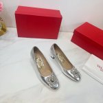 出厂 valentino 华伦天奴 2025Ss早春新品 valentino Garavani 的经典 Roman Stud 系列以全新的诠释方式首发 最新原版