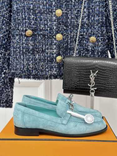 顶级版 Hermès 爱马仕经典klly扣乐福鞋 超级百搭款 鞋型很秀气 修脚型耐看又精致 气质女人的首选颜色很复古 秋冬搭配很好看简单大气 很适合上班族光面款