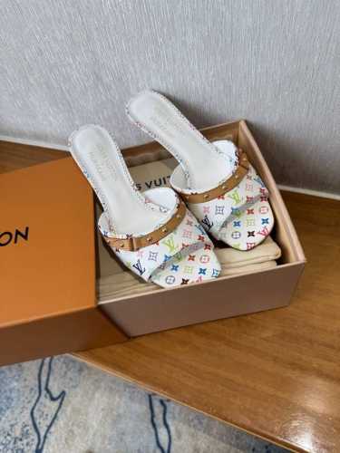 橙子出厂价p Louis Vuitton 路易威登 春夏新款 Lv白三彩猫跟拖鞋 高跟拖 露趾细跟凉拖 单宁色搭配的棕色皮质，也太出彩了！ 刚刚好的小猫跟，性感