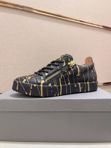 工厂价 Giuseppe Zanotti 朱塞佩 萨诺第，出身于著名的奢侈品王国意大利，品牌创始人是位不折不扣的潮人，牛皮鞋面涂鸦工艺，舒适牛皮内里。其设计的鞋