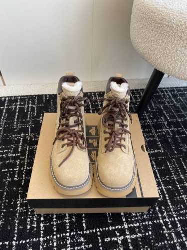 代购级 UGG.皮毛一体雪地靴 看多了经典款 需要一些点缀 今年特别爱毛线编织 成为寒冬流行穿搭的主流趋势 漫长的冬日还有什么比舒适度保暖更渴求呢 Size：#