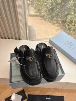 所见即所得G036最新系列！Prada 普拉达博肯面包鞋2025春夏新款厚底凉鞋 三角扣面包包头半拖鞋 最新走秀系列 经典升级 舒适度与时髦度并存 每个颜色搭配