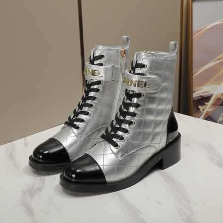 冲量价: CC小香秋冬牛皮短靴马丁靴新品fw new arrival～香家马丁靴基础版型，利落帅气！挺阔饱满，帅气拿捏！流线，材质，工艺严苛遵循原版精髓 鞋面： - 点击图像关闭