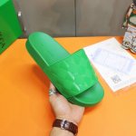 Bv新品情侣装拖鞋 高端精品， 鞋面采用进口精美原版材料工艺， 精细做工， 鞋底超软，休闲宽松舒适型，全套包装，多色可选，码数：34-44， 45，46，47可