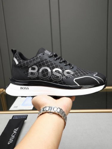 Boss 时尚顶级潮牌，一款能驾驭各种风格男鞋，鞋面由多种材质拼接而成，内里为进口网布，吸汗舒适，爆米花大底设计是重中之重-轻便.舒适。极度考验工艺要求:双色可