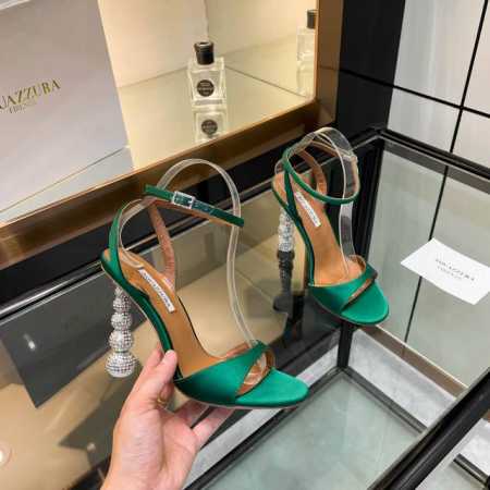Aquazzura 2024新款凉鞋 代购品质！！！原版开发的水钻高跟凉鞋，是走秀场上的璀璨明珠。水钻熠熠生辉，如同繁星坠落人间。原版开发的独特设计，彰显着与众 - 点击图像关闭