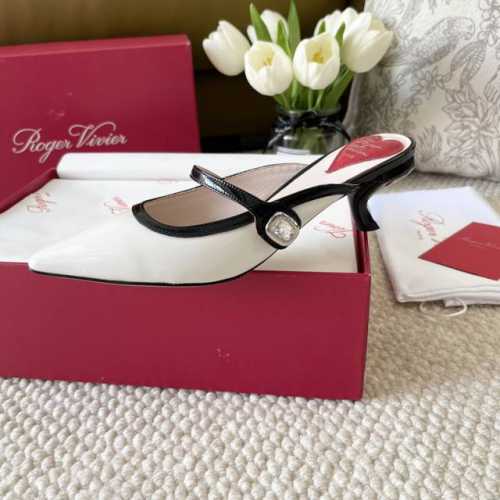 Roger Vivier ～Rv 2024年 新款 尖头小猫跟钻扣凉鞋 跟高:4.5Cm 牛漆皮面，内里小羊皮，真皮底 Size：35-41 34.40 定做不