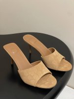 小众潮牌 Jacquemus 25S春夏新款 极简一字带细跟凉拖鞋高跟鞋 新颖时尚大方 性感不失优雅 很显脚部线条 附有骨感美的视觉效果 非常百搭的时尚单品 极