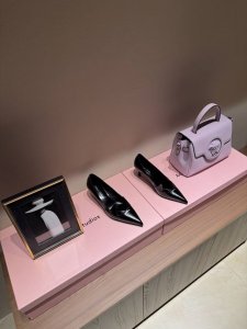 PRADA 普拉达25走秀尖头猫跟单鞋必须夸一下这双小猫跟挺高级的 酷中带点小性感！鞋面采用进口开边珠牛皮内里垫脚进口小羊皮 意大利进口牛皮大底跟高：5.5cm