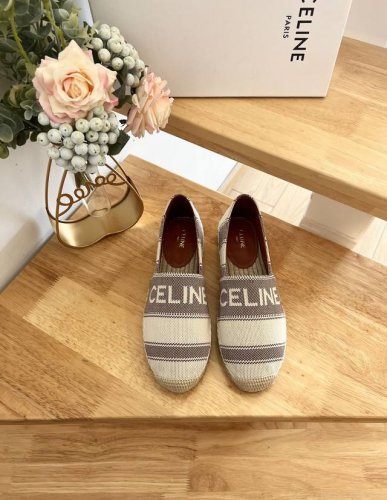 celine 新款 帆布渔夫鞋真的太好看了非常透气 舒适 穿起来超级舒适 材质是帆布的搭配条纹的穿插特别好看白色的Logo字母绝 正品级顶级货版本！ 1鞋面采用