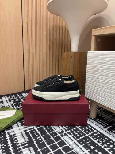 低帮 -高帮 - 24Ss新款Gucci 1977厚底毛里休闲鞋 鞋面：牛反绒压纹 内里：羊羔毛 鞋底：橡胶底 码数：女35-40 41定制不退换 码数：男39