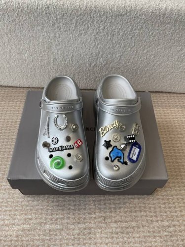 巴黎世家Balenciaga 春夏最新情侣款洞洞鞋，25春季新款黑马单品,海内外时尚博主纷纷上脚大秀，火遍海内外社交平台，时尚达人必入款，各种巴家元素五金扣Di