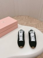 冲量价: 缪缪Miumiu早春新款 火爆款休闲鞋 小白鞋 今年主推款 复古做旧时尚 简约高级 随意搭配 上脚非常舒适，年度必入款！鞋面原版牛反绒，内里羊皮 ，原