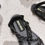 厂 Miumiu*缪缪 25夏季新品，全球最火夹趾凉鞋， p现在各大时装杂志封面 各路明星、小红书博主着用～搭配长裙、热裤的不二选择，闭眼入都是不会后悔 Zp开