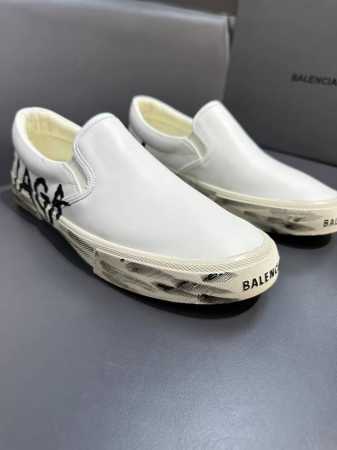 Balenciag* 复古炮弹出击，全新paris低帮帆布鞋，风格永续，旧不过时！鞋面头层牛皮材质，鞋头的小鸭子嘴巴形状很有特色，鞋头印有品牌logo，精致细节 - 点击图像关闭