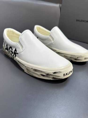 Balenciag* 复古炮弹出击，全新paris低帮帆布鞋，风格永续，旧不过时！鞋面头层牛皮材质，鞋头的小鸭子嘴巴形状很有特色，鞋头印有品牌logo，精致细节