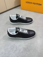 Louis Vuitton 路易威登 -高端品质 原单休闲运动板鞋 -鞋面：纳帕小牛皮.空压品牌图腾、鞋身.后跟；丝印品牌Logo -内里：品牌帆布 -大底：超