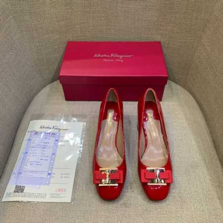 橙子出厂价 Ferragamo 菲拉格慕 蝴蝶结圆头漆皮粗跟单鞋 浅口高跟女鞋 码数：34-42 - 点击图像关闭