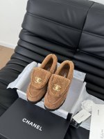 Chanel 24B新款书包扣乐福鞋 回归的经典书包扣设计 特别Vintage 复古味十足 拼色乐福鞋也长到了审美上 鞋面麂皮 内里皮毛一体 原版大底 Size