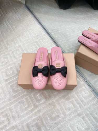 出厂 Miumiu春夏新品蝴蝶结配饰雕花冲孔平底乐福鞋单鞋拖鞋系列 即优雅又可爱 带弧形的小圆头 完美演绎赫本风 上脚可爱又减龄 配上袜子满满学院风 鞋面采用进