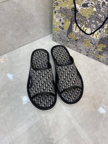 Dior 情侣款:码数36 45码 46.47定做 新款迪奥凉鞋拖鞋 迪奥Alias凉鞋是 年夏天的新品 是一款悠闲而精致的作品 该款式采用米色和灰色Dior