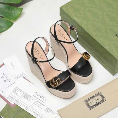 高端版本 升级原版绿色包装 厂价P：330￥P 2025Gucci古奇新款坡跟水台凉鞋 这双鞋子集设计感和高舒适度的脚感于一身，而且是很有质感的复古风。相信时尚 - 点击图像关闭