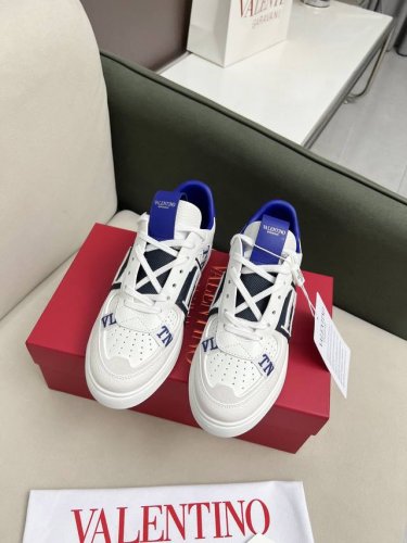 专柜同步电绣织带 厂价 Valentino张艺兴同款 彩色款出货，满满的春夏气息 市面最高版！最高端版 购买原版1比1复刻 进口摔纹牛皮 牛皮+注塑垫脚. 正品