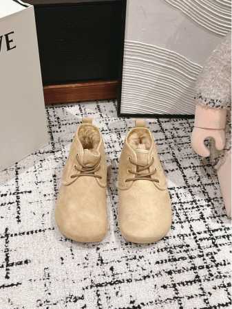 顶级品质 Loewe ss24 new arrival～ 罗意威秋冬新款系带羊毛雪地靴 大圆头笨笨的好可爱呀薄底轻盈舒适， 时髦好穿又保暖的靴子这个冬季岂能错过 - 点击图像关闭