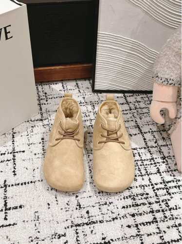 顶级品质 Loewe ss24 new arrival～ 罗意威秋冬新款系带羊毛雪地靴 大圆头笨笨的好可爱呀薄底轻盈舒适， 时髦好穿又保暖的靴子这个冬季岂能错过